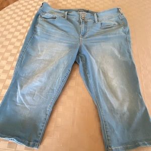 EUC Torrid Crop Jegging Jeans 3 Button Women’s Plus 20 Light‎ Wash 42 X 18.5